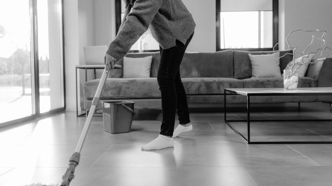 Veilig en ergonomisch schoonmaken: zo richt u een gezonde werkplek in voor uw thuishulp